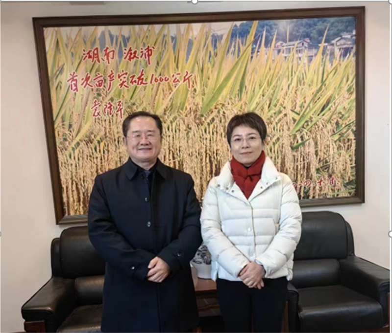 12月22日，集团董事长张明辉先生·行政总裁刘景宽先生随芙蓉区人大张璎主任参观了袁隆平院士故居及水稻研究所，并合影留念