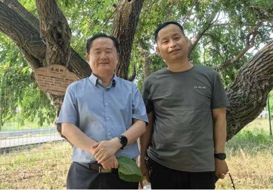 2024年5月18日集团董事长与湖南农业大学教授邓后勤赴山东高唐县考察古桑园项目。
