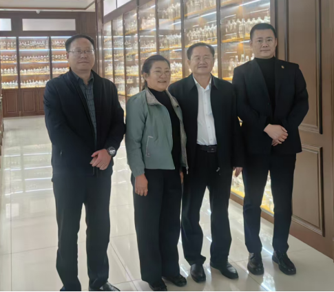 2024年11月10日，集团董事长张明辉、集团特聘专家邓后勤、黑龙江省分公司总经理王天航赴山东省郓城县考察杜仲养生酒包装事宜。