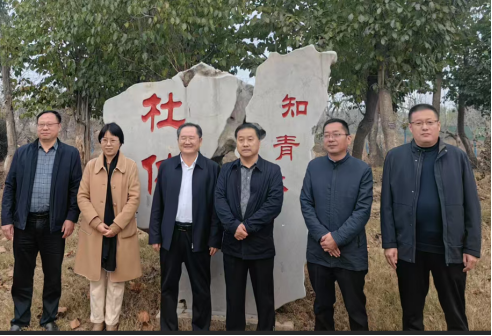2024年11月11日湖南泰伯控股集团董事长张明辉与湖南农业大学教授邓后勤、泰伯控股集团副总经理、黑龙江分公司总经理王天航赴山东省高唐县考察清平万亩国有林场。高唐县县委常委、副县长刘泰东、高唐县卫健局局长叶红、清平国有林场厂长于振群等领导陪同考察，并在杜仲知青林下合影留念。